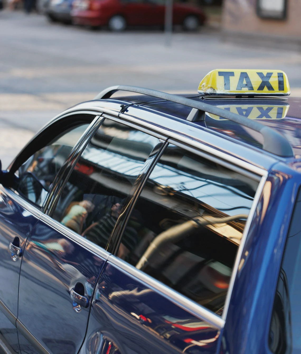 Stojąca taksówka na parkingu